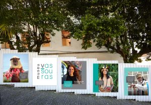 Projeto Vozes do Vale aplica fotos dos moradores de Vassouras nos tapumes do museu; leia mais no blog