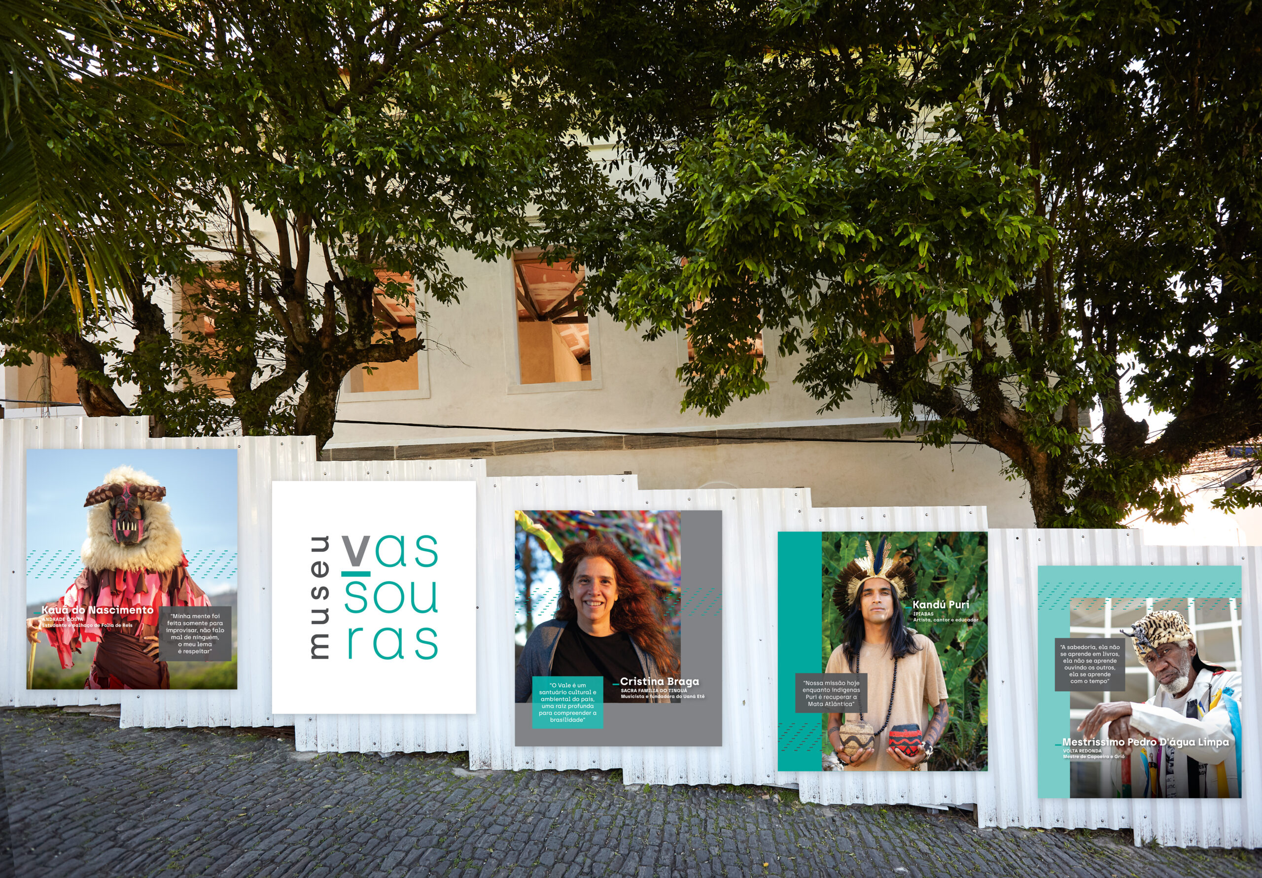 Projeto Vozes do Vale aplica fotos dos moradores de Vassouras nos tapumes do museu; leia mais no blog