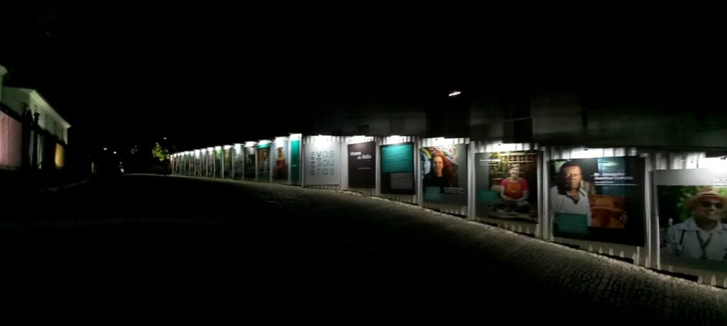 A exposição 'Vozes do Vale', que ocupa os tapumes da obra do Museu Vassouras, recebe iluminação para visitas noturnas; leia mais no blog