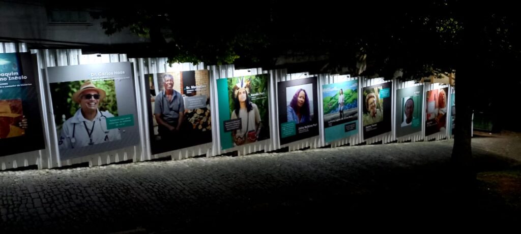 Tapume do Museu de Vassouras com fotos de população