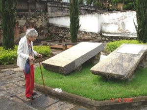Freida Wolff visita Memorial Judaico em 2005