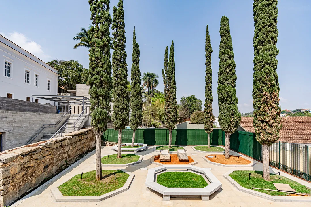 O Memorial Judaico foi criado para lembrar e homenagear Morluf Levy e Benjamin Benatar, dois judeus de origem marroquina que foram enterrados no jardim do antigo Casarão da Santa Casa de Misericórdia, por volta do século 19.